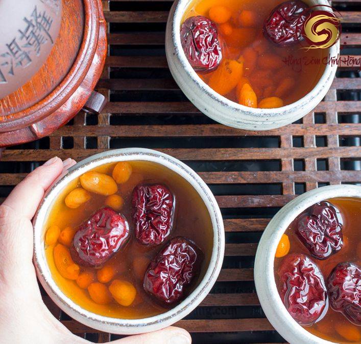 nấu nước táo đỏ