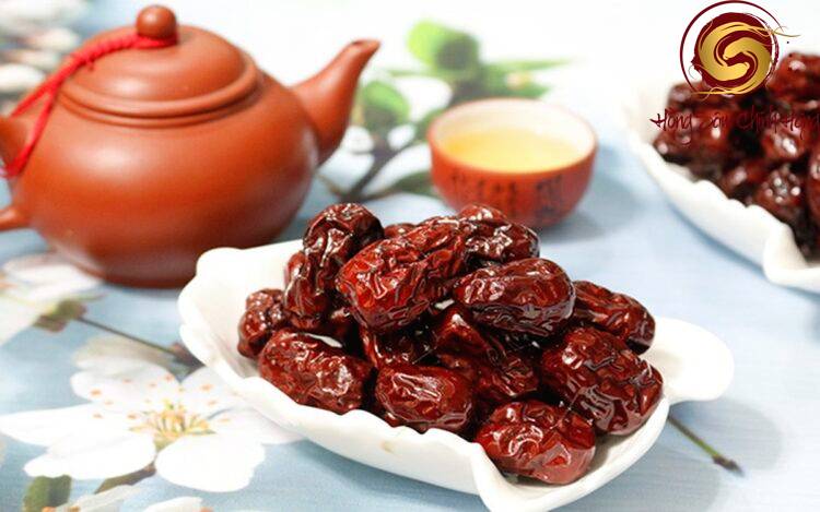nấu nước táo đỏ